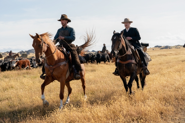 THE POWER OF THE DOG (L to R): BENEDICT CUMBERBATCH as PHIL BURBANK, JESSE PLEMONS as GEORGE BURBANK